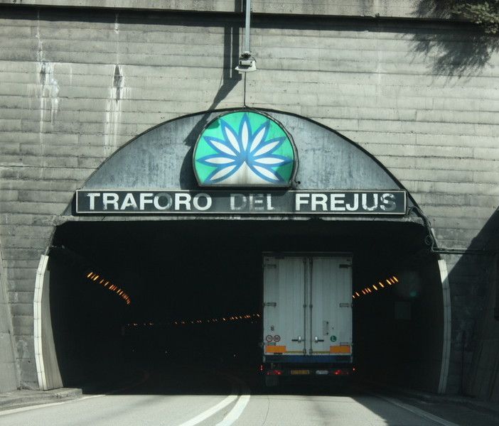 Problemi al traforo del Monte Bianco costringono a deviare i mezzi pesanti al Frejus