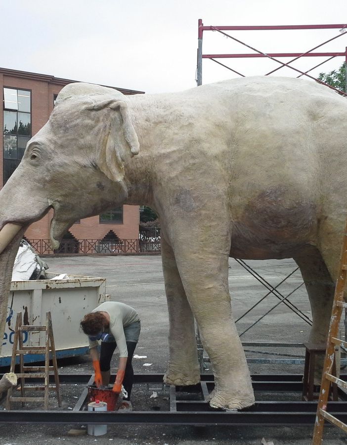 realizzazione di una scultura a forma di elefante realizzazione di una scultura a forma di elefante
