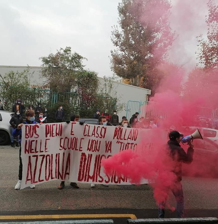 Foto tratte dal profilo Facebook di Fronte della Gioventù Comunista - Torino