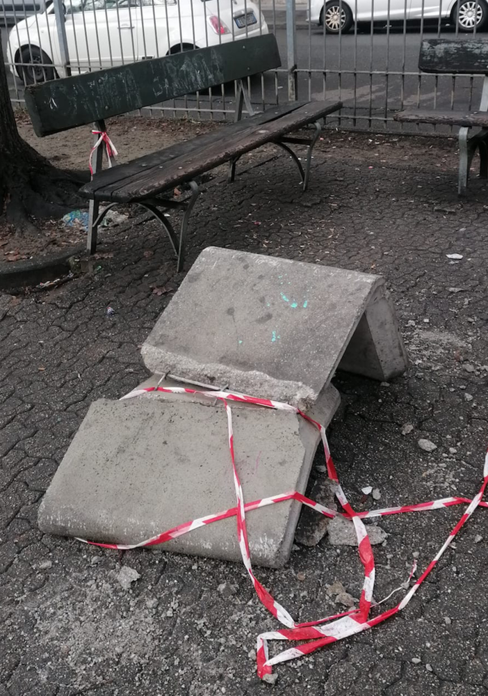 Devastazione ai Giardini Alimonda, rimossi tavoli e panche di cemento rotte [FOTO]