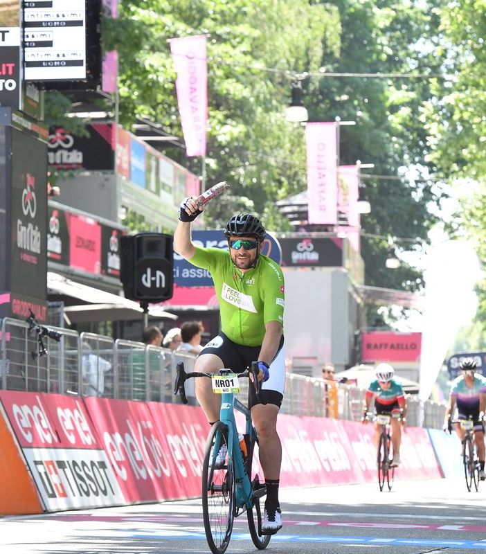 ciclista taglia il traguardo