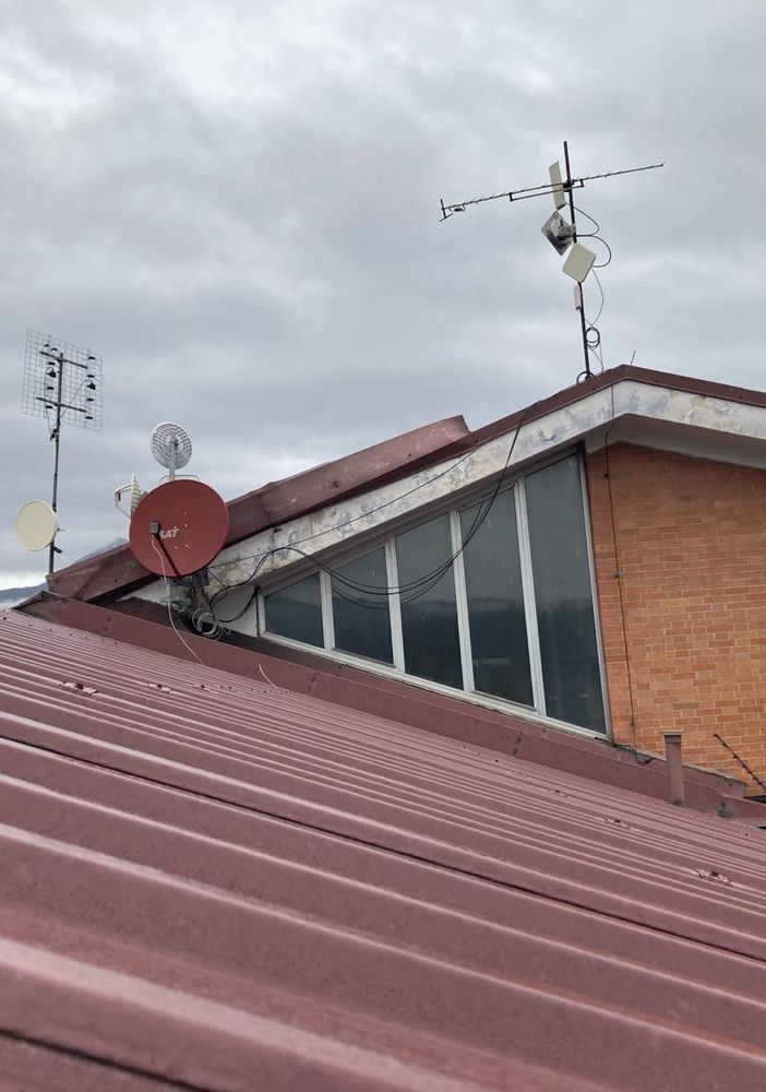 Interventi di manutenzione ordinaria per tetti e serramenti in 8 edifici scolastici