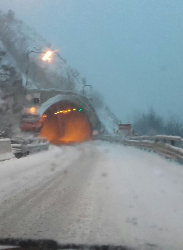 Sta arrivando la neve, dal pomeriggio a Torino in azione i mezzi spargisale e sgombraneve