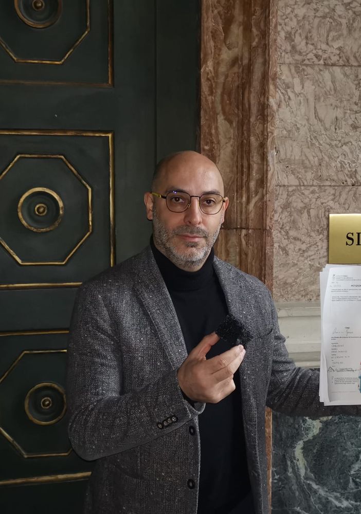 Una calza piena di carbone a Lo Russo: &quot;Questa è la delusione dei residenti di Barriera per la fermata tagliata della Metro 2&quot;