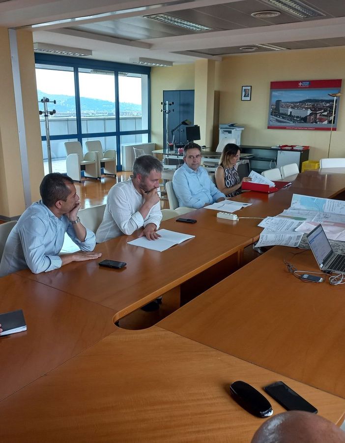 Tavolo di persone in riunione