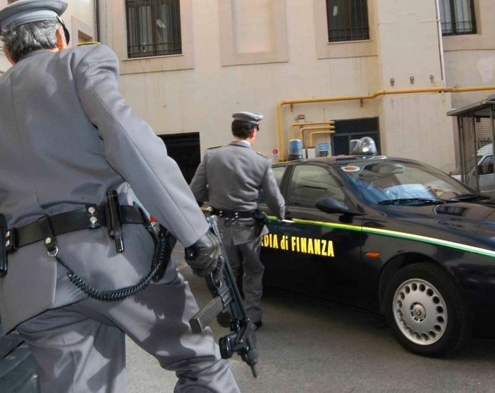 I gioielli erano un tarocco: altro che diamanti, la Finanza scopre uno smercio di vetri e ceramiche