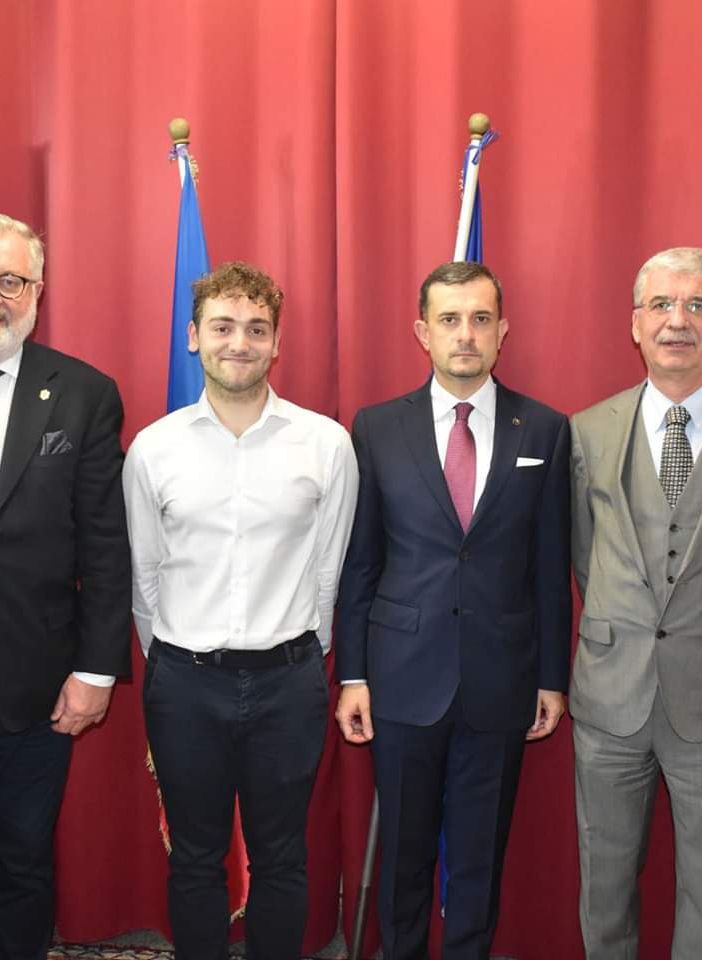 Norbert Kereszteny, lo studente di medicina romeno di Castellanza ha ricevuto un Diploma di Merito offerto dall’Ambasciatore della Romania George Bologan
