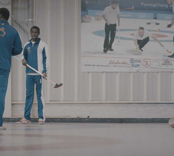 Sei migranti scoprono il curling e la loro storia apre “Glocal d’estate”