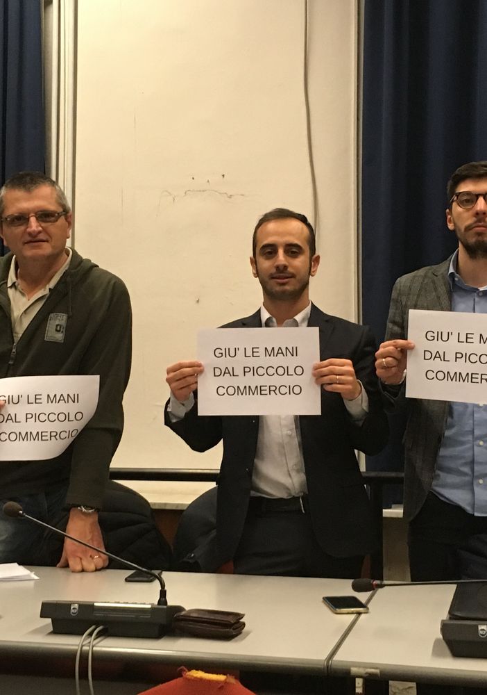 “Giù le mani dal piccolo commercio”: lo slogan di protesta contro il nuovo centro commerciale Nova Coop in via Botticelli