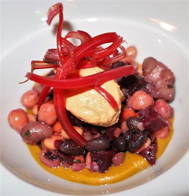 Al Giardino di Torino la cucina è circolare: in tavola rispetto, attenzione e non spreco. Di un alimento si utilizza tutto con armonia ed equilibrio.
