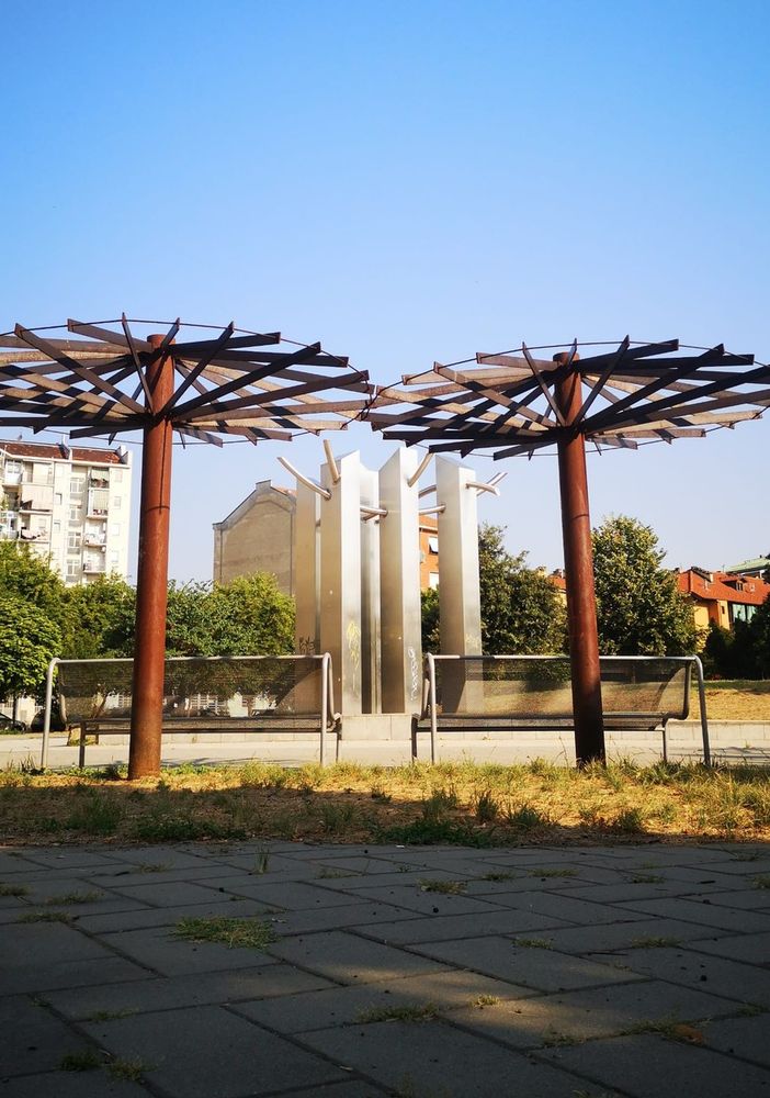 Degrado nel giardino del &quot;papà&quot; dell'Egizio Schiaparelli, Tresso: &quot;A marzo restauro della scultura di Ghiotti&quot;