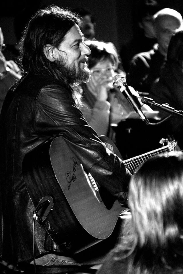Gigi Giancursi e Lele Roma vestono Bob Dylan con le maschere di Pirandello