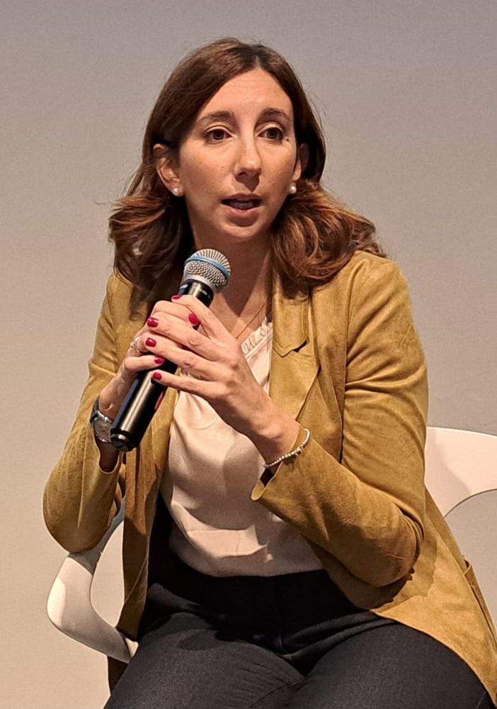 Giulia Tancredi mentre parla seduta