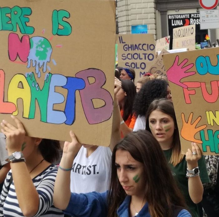 Gli amici di Greta invadono Torino: folla di ragazzi (e non solo) nel corteo che va da piazza Statuto a piazza Vittorio [FOTO e VIDEO]