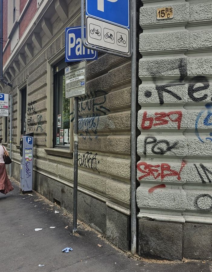 Corso Principe Eugenio ricoperto di graffiti e scritte di ogni genere