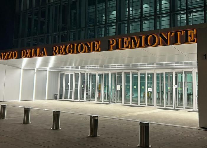 Il Grattacielo della Regione illuminato di arancione contro la violenza sulle donne