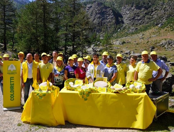 I pastori del progetto “Ami i lupi? Adotta un pastore” al mercato di “Campagna Amica” di Torino