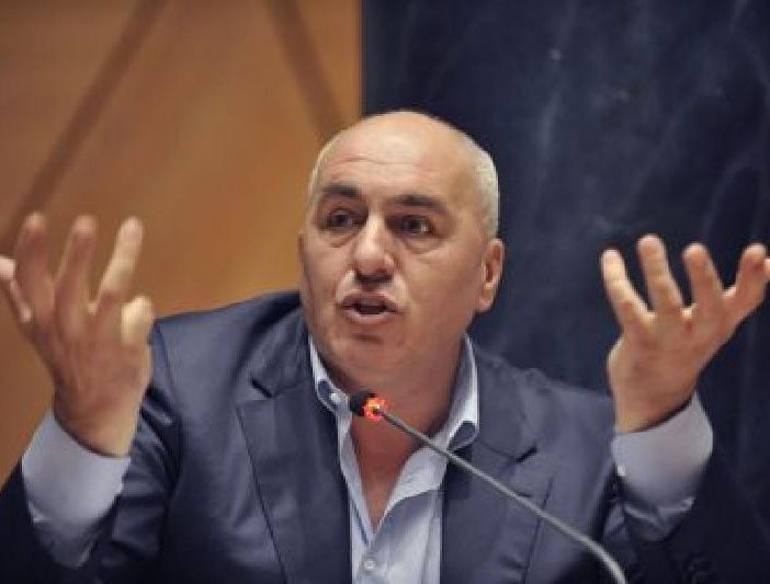 Guido Crosetto mani aperte