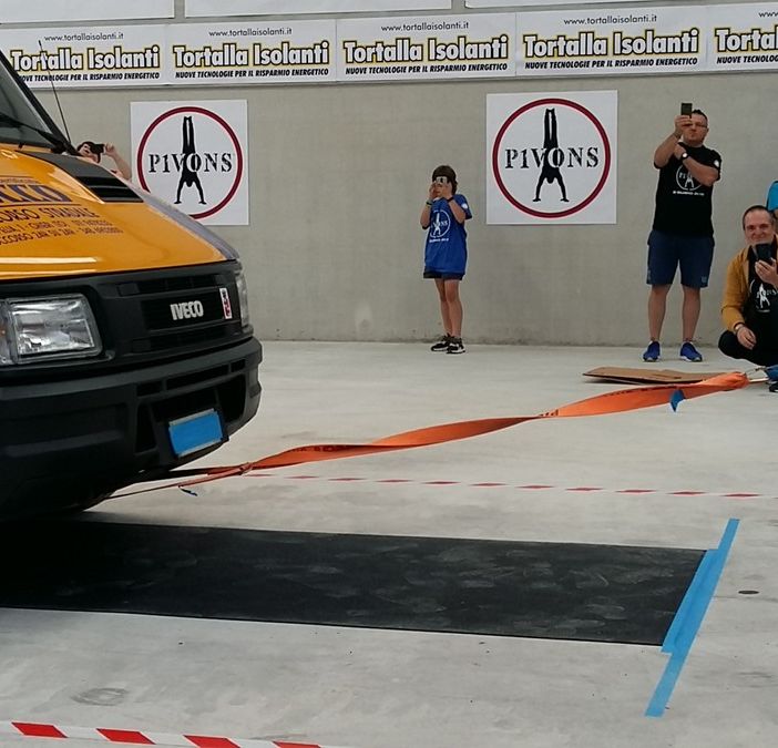 Villar Perosa: traina una Golf su un carro attrezzi, camminando sulle mani per battere il record mondiale