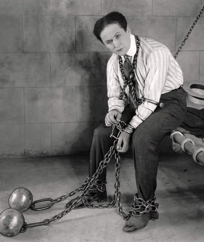 Massimo Polidoro presenta la biografia del più grande illusionista ed escapologo di tutti i tempi: Harry Houdini
