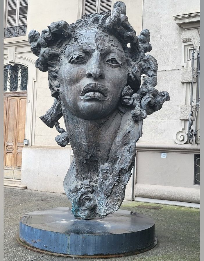 A Torino c'è una statua che racchiude il senso della vita: &quot;Hoy es hoy&quot;