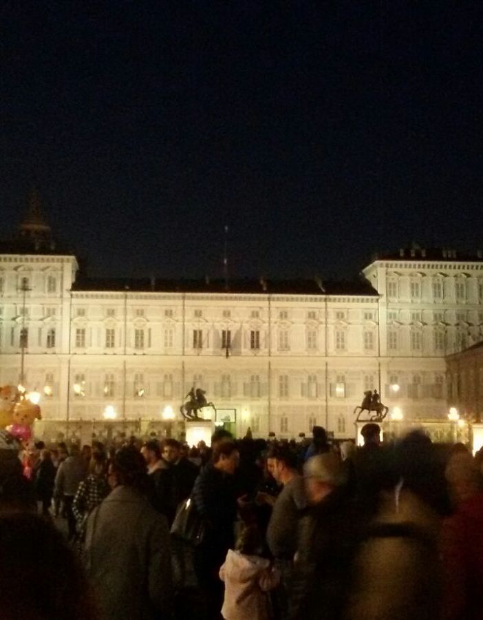 Folla delle grandi occasioni a spasso per Torino