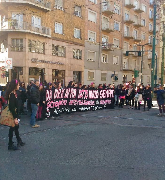 8 marzo in sciopero: la protesta davanti al Cinema Massimo di alcune manifestanti