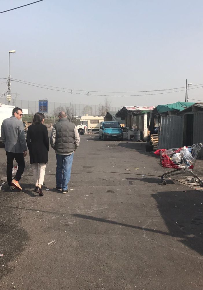 Sopralluogo di Appendino e il consigliere Unia al campo rom di strada dell'Aeroporto: &quot;Trovare soluzioni concrete&quot;