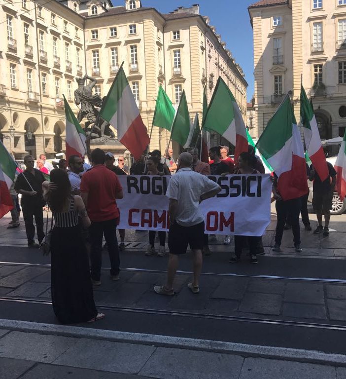 Tensione sotto il comune di Torino per la manifestazione anti rom (FOTO E VIDEO)