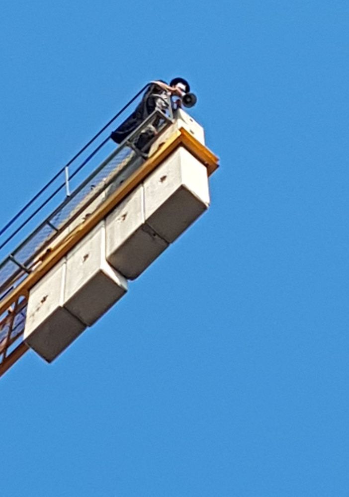 Torino, un uomo si è arrampicato su una gru in corso Vigevano (foto)