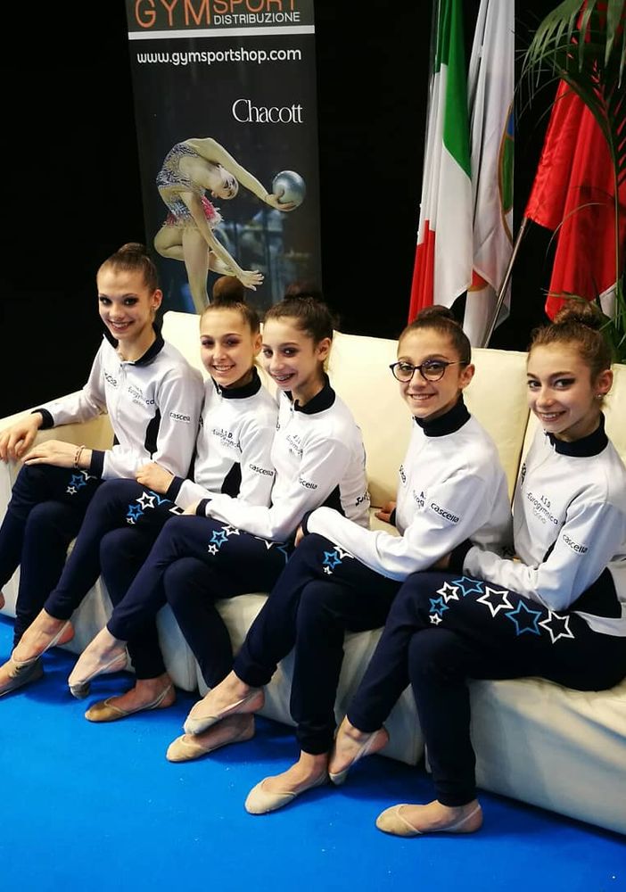 La chivassese Luna Chiarello con parte del team di Serie A1