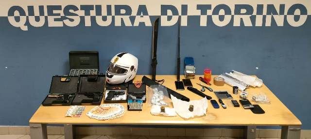 Pusher 28enne arrestato in casa: prima di aprire agli agenti ha provato a liberarsi di 1,5 etti di droga gettandoli dalla finestra