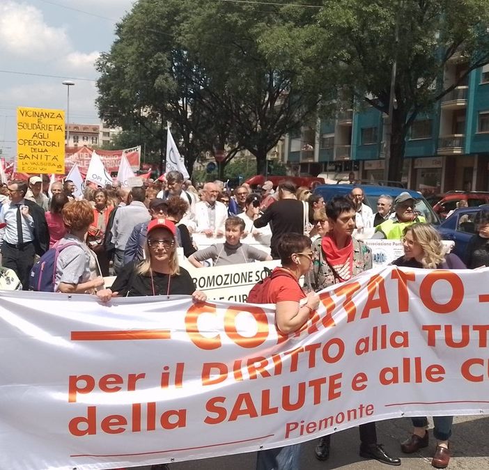 In migliaia alla &quot;marcia&quot; per denunciare la politica sanitaria del Piemonte: in piazza medici, infermieri e professionisti della Salute