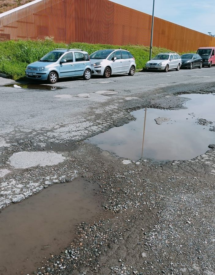 Strade “colabrodo”, in via Ravina pavimentazione simile a un paesaggio lunare