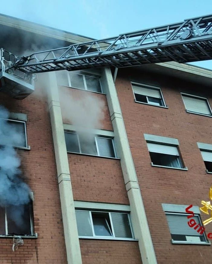 Villar Perosa, va a fuoco un appartamento: 4 persone intossicate e un intero condominio evacuato