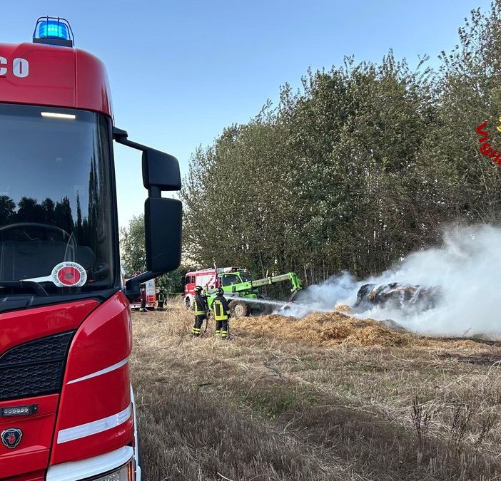 Rosta, vanno a fuoco le rotoballe di un campo: intervengono i vigili del fuoco