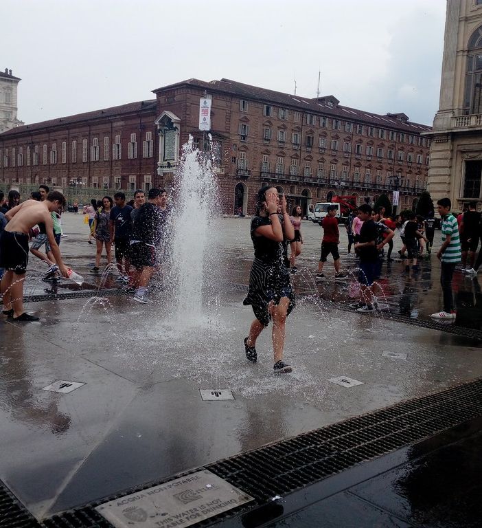 Finisce la scuola, grande party tra scherzi e gavettoni in piazza Castello a Torino (fotogallery)
