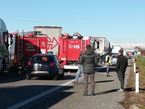 Tamponamento fra tir e bus sulla Torino-Milano: traffico paralizzato sull'autostrada (foto di archivio) Tamponamento fra tir e bus sulla Torino-Milano: traffico paralizzato sull'autostrada (foto di archivio)