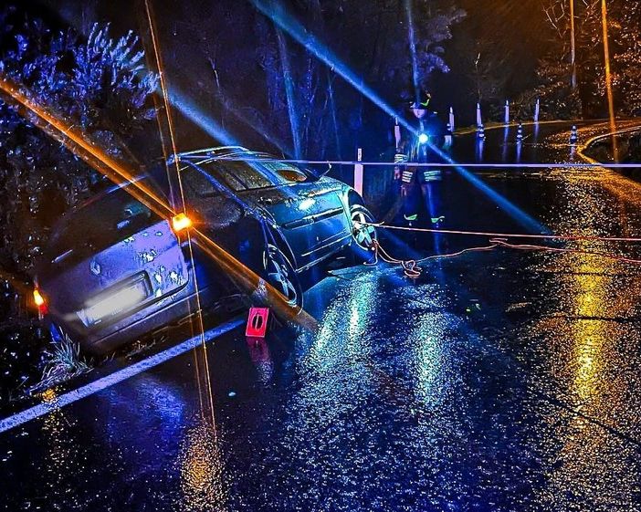 Paura sulla provinciale 211: perde i sensi mentre è alla guida, l'auto resta sospesa nel vuoto