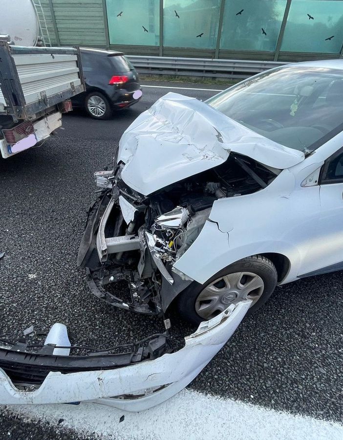 Auto sbanda sullo svincolo di immissione sulla sopraelevata di Moncalieri