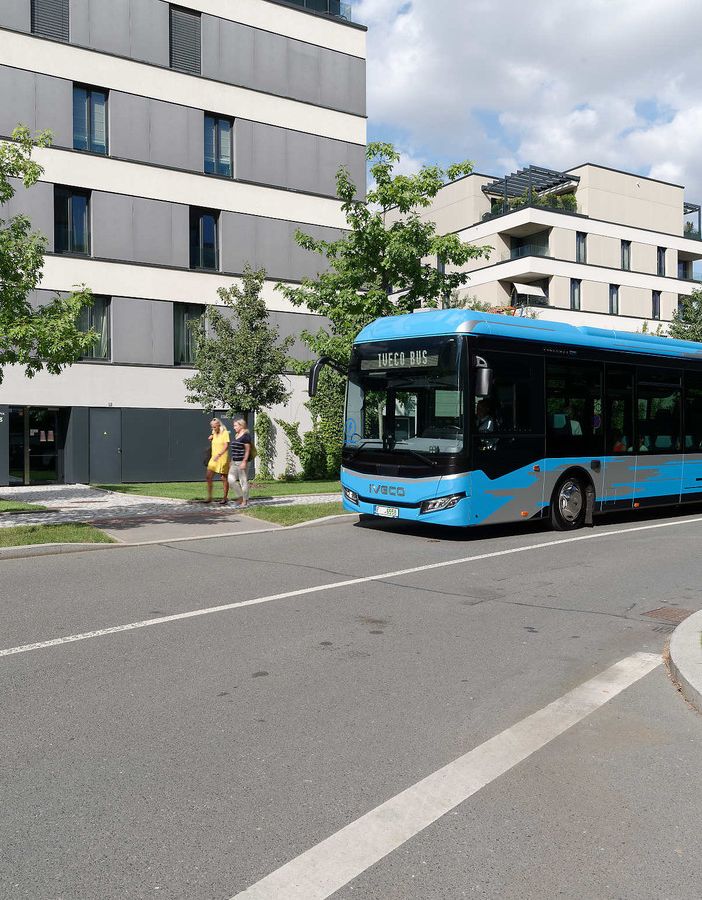 bus di colore blu