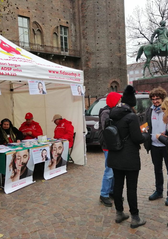 I giovani donatori di sangue della Fidas Piemonte in piazza contro l’Aids