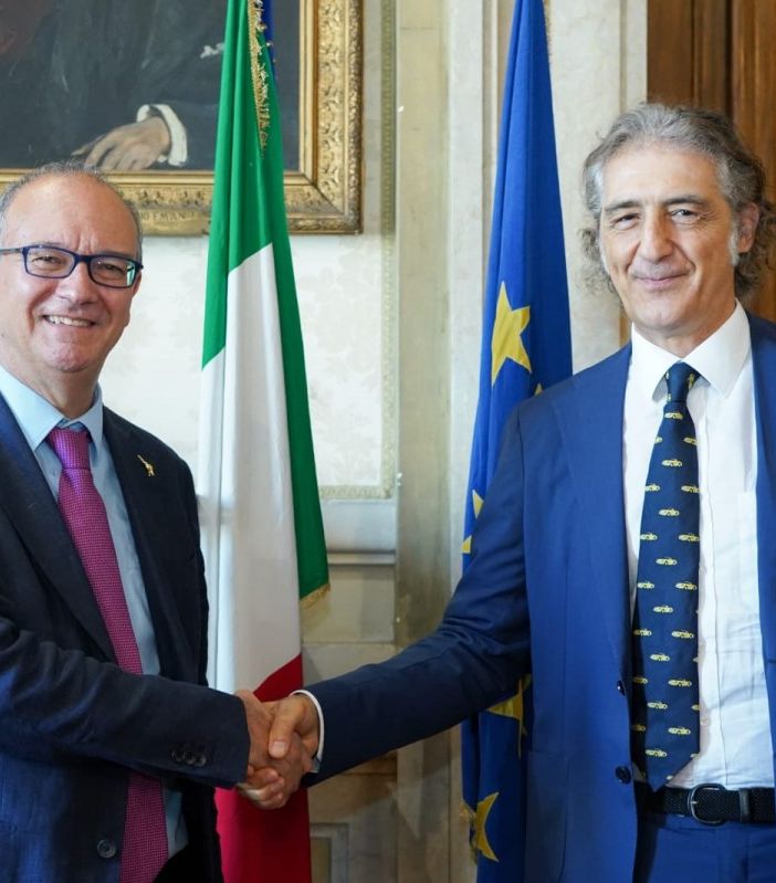 stretta di mano