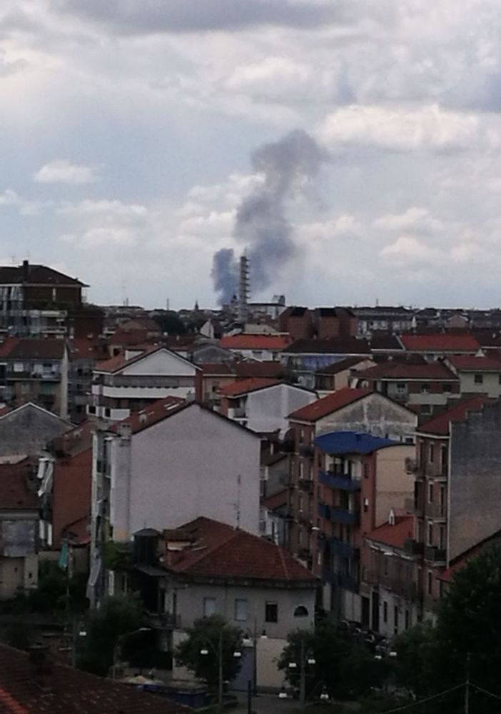 A fuoco abitazione a Beinasco: colonna di fumo nei cieli