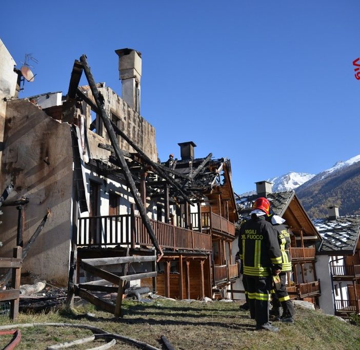 A fuoco complesso residenziale di Pragelato: lungo intervento dei vigili del fuoco, si ghiaccia l'acqua per il freddo (Guarda il video)