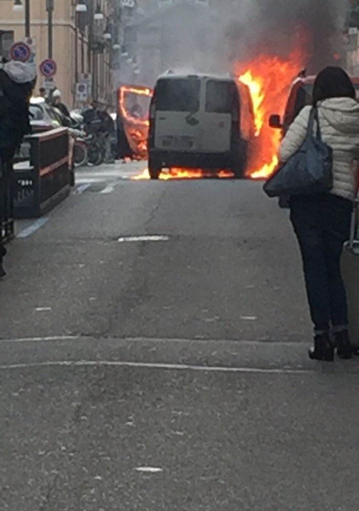 Furgone avvolto dalle fiamme in centro a Torino