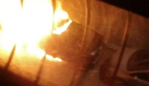 Barriera di Milano in fiamme nella notte: due auto distrutte in via Spontini