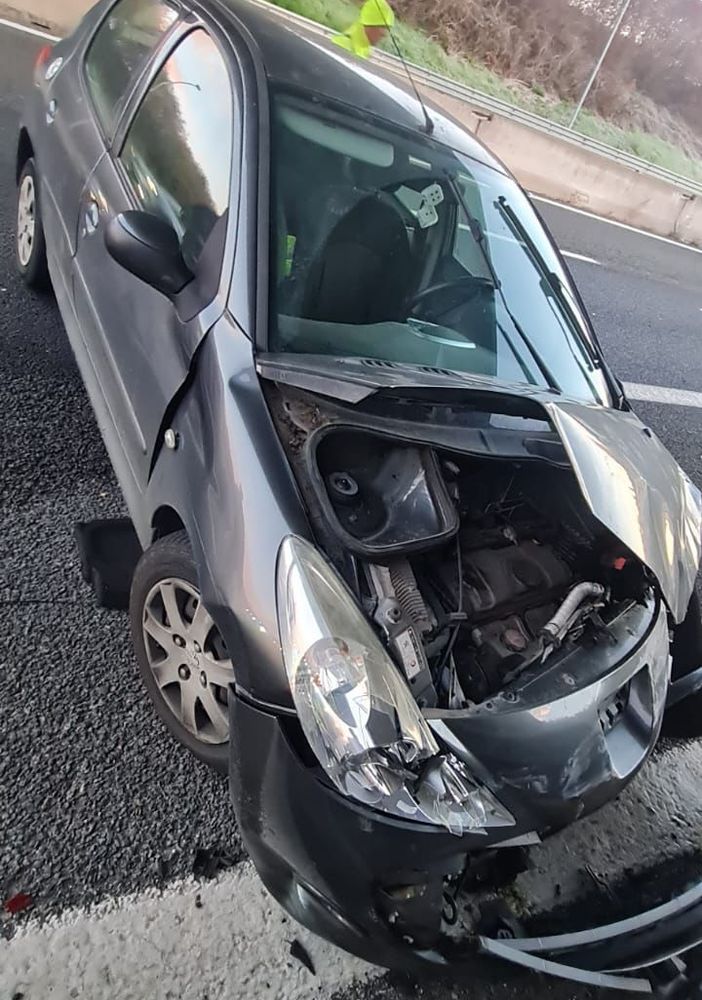 Incidente sulla Torino-Pinerolo: auto distrutta e conducente in ospedale
