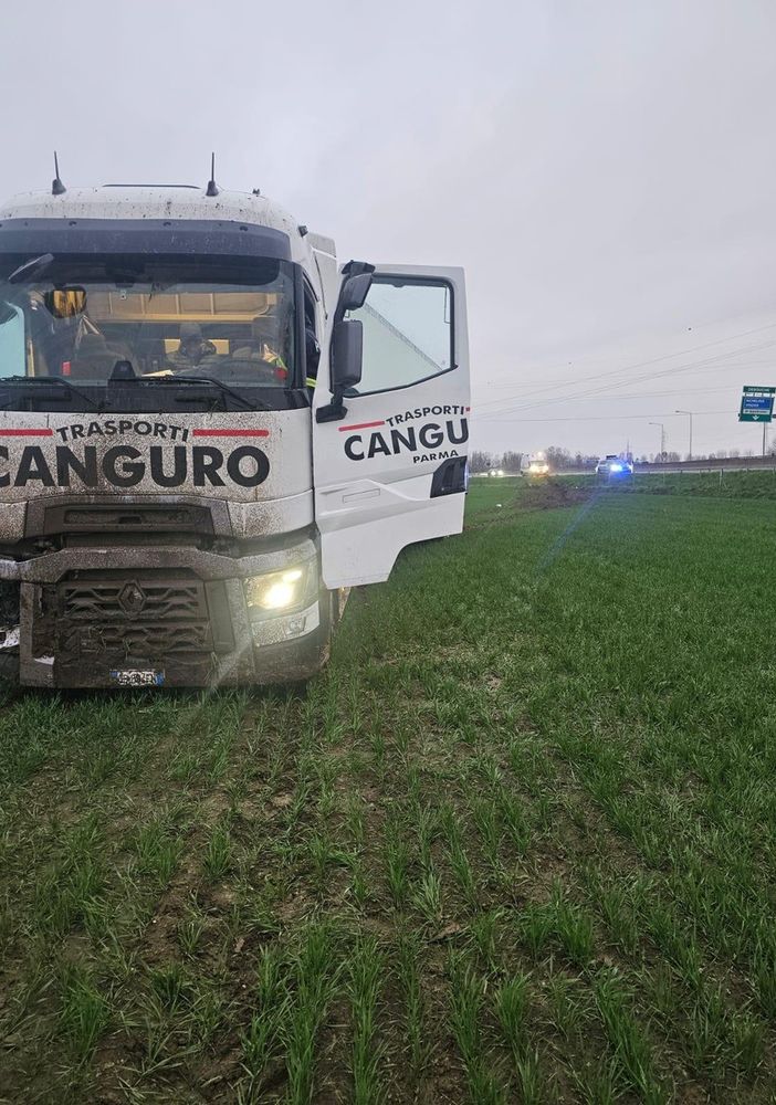 Il mezzo è finito nei campi