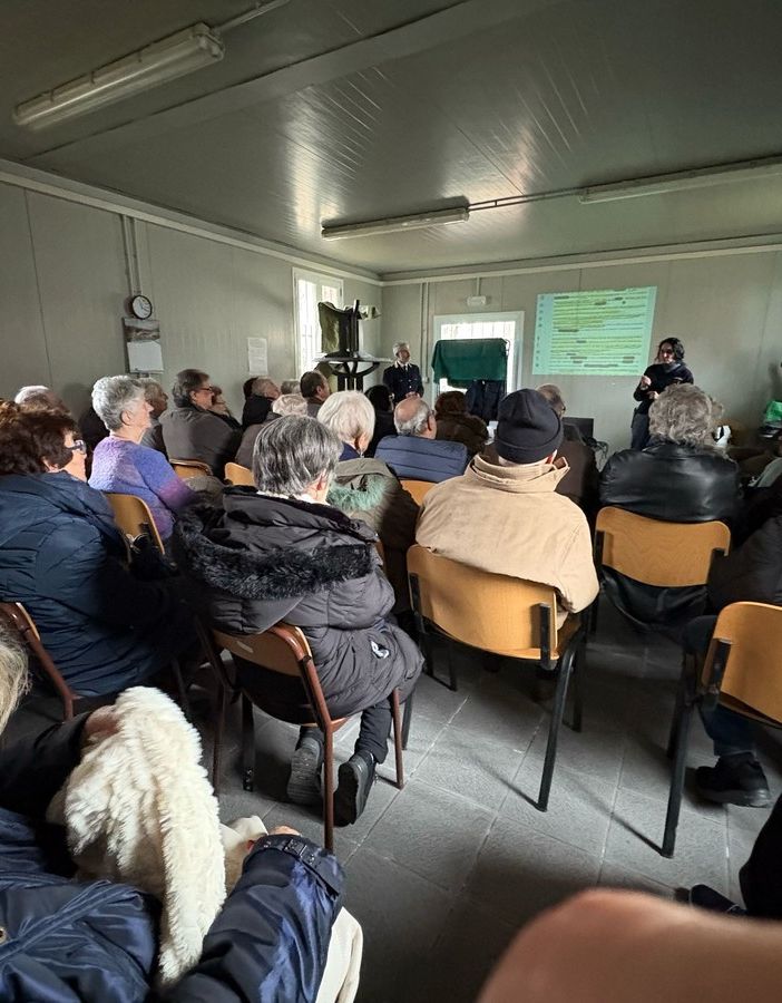 incontro con molte persone sedute